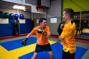 Deelnemers doen cardio kickboksen bij Tryitout in Hardinxveld-Giessendam