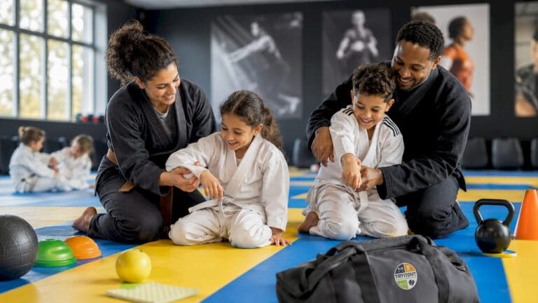 Samen met het gezin binnen sporten is niet alleen gezellig, maar ook een leuke manier om actief bezig te zijn. Of je nu een potje tafeltennis speelt, een workout doet of samen yoga probeert, het brengt iedereen in beweging en zorgt voor quality time.