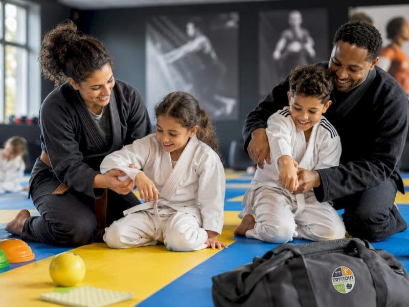 Samen met het gezin binnen sporten is niet alleen gezellig, maar ook een leuke manier om actief bezig te zijn. Of je nu een potje tafeltennis speelt, een workout doet of samen yoga probeert, het brengt iedereen in beweging en zorgt voor quality time.