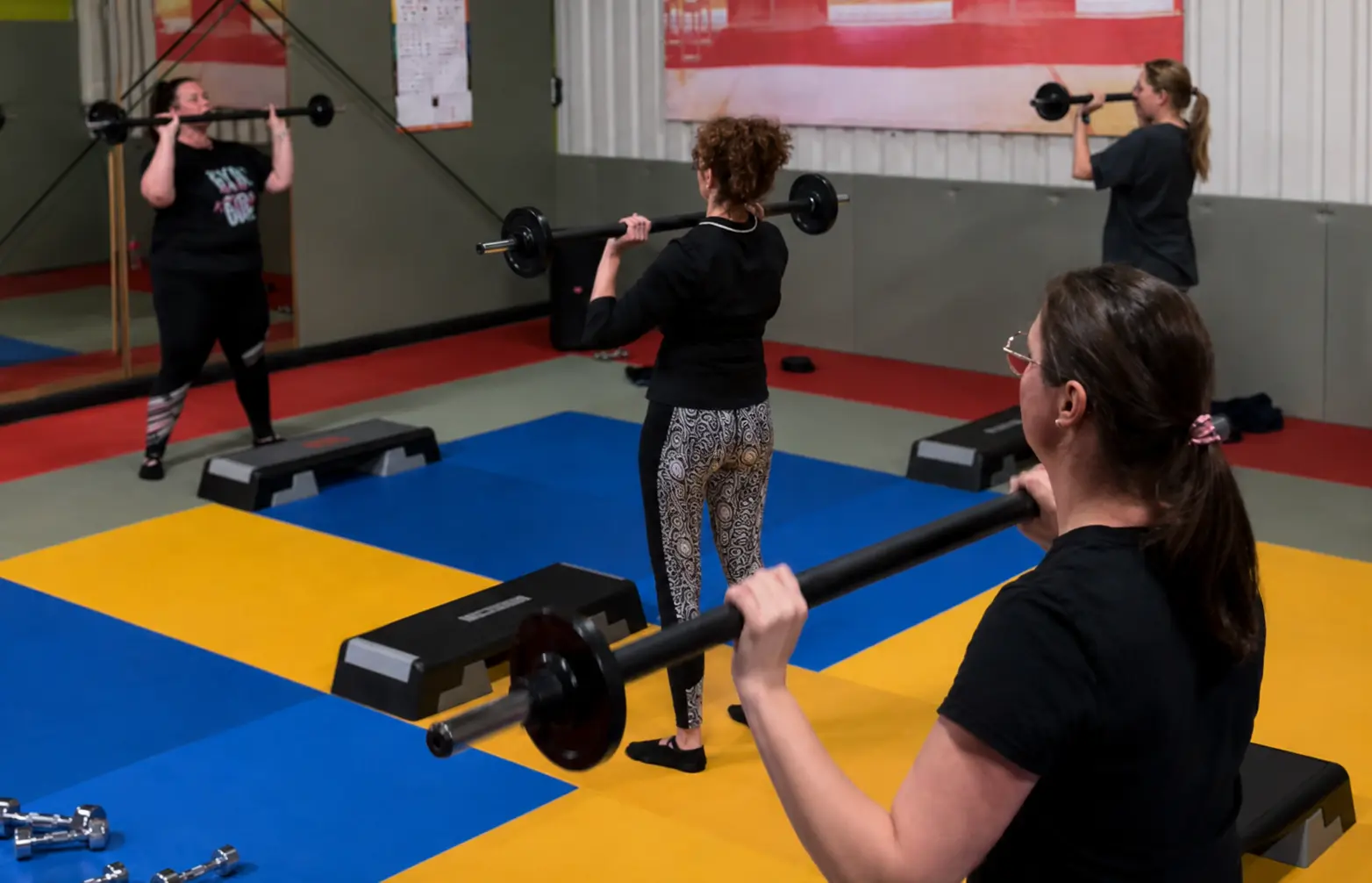 Body Power — samen trainen met begeleiding Deelnemers trainen samen met halters tijdens een Body Power-les