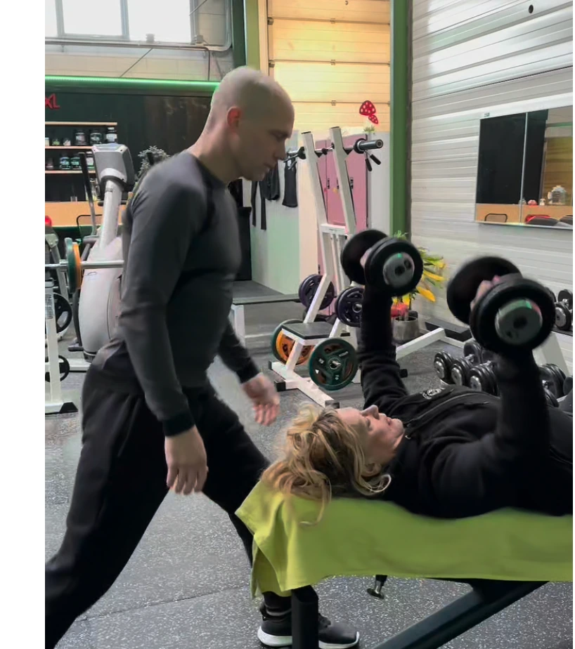 Trainer begeleidt sporter tijdens krachttraining bij TRYITOUT, begeleiding maakt het verschil bij afvallen