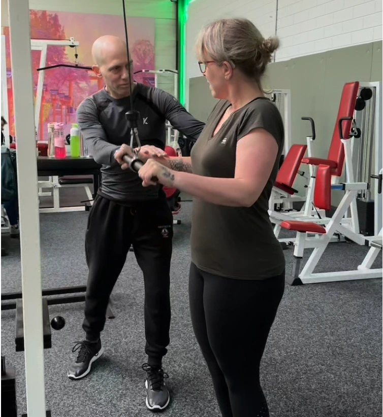 Sporters trainen onder begeleiding bij TRYITOUT, afvallen met kracht en cardio in Hardinxveld-Giessendam