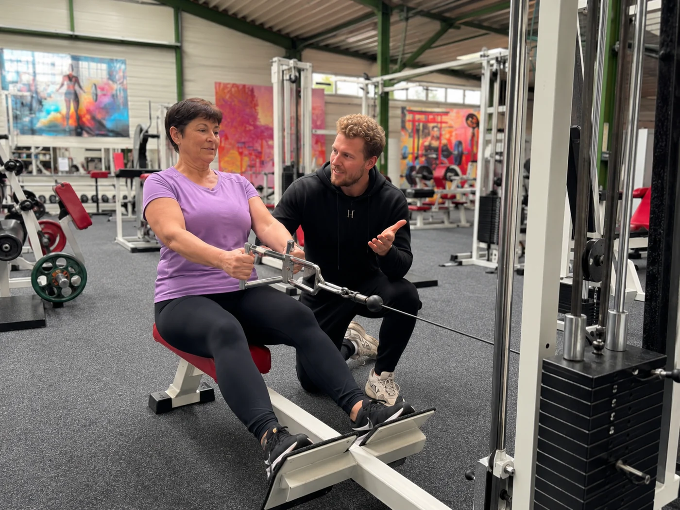 Instructeur begeleidt sporter rustig door een oefening bij TRYITOUT, fit worden met begeleiding zonder oordeel
