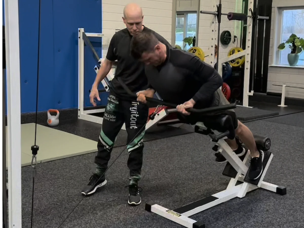 Sporter voert deadlift uit met correcte techniek bij TRYITOUT, techniek is de basis van spieropbouw