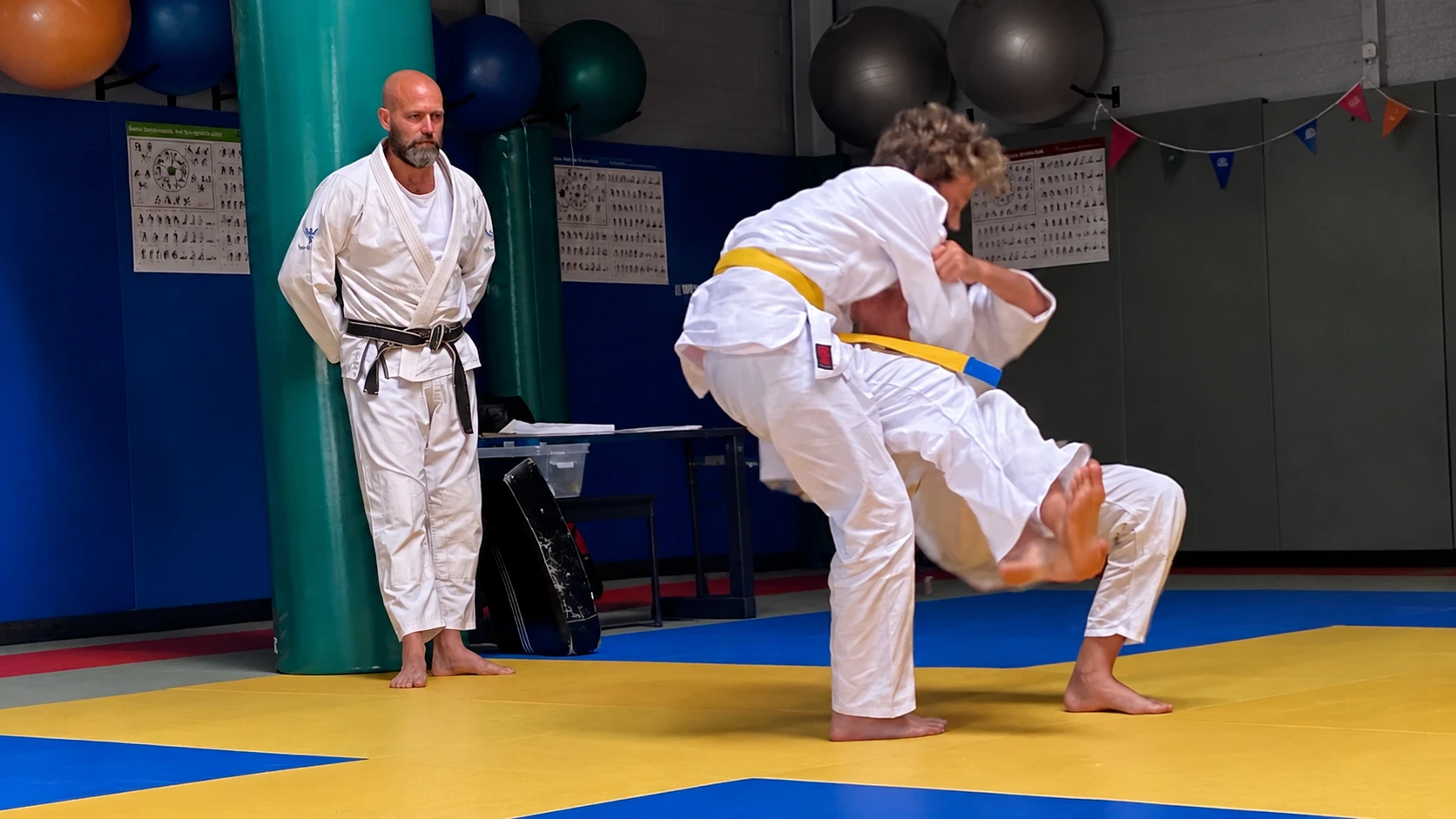 Judotrainer begeleidt kinderen tijdens de judoles bij TRYITOUT