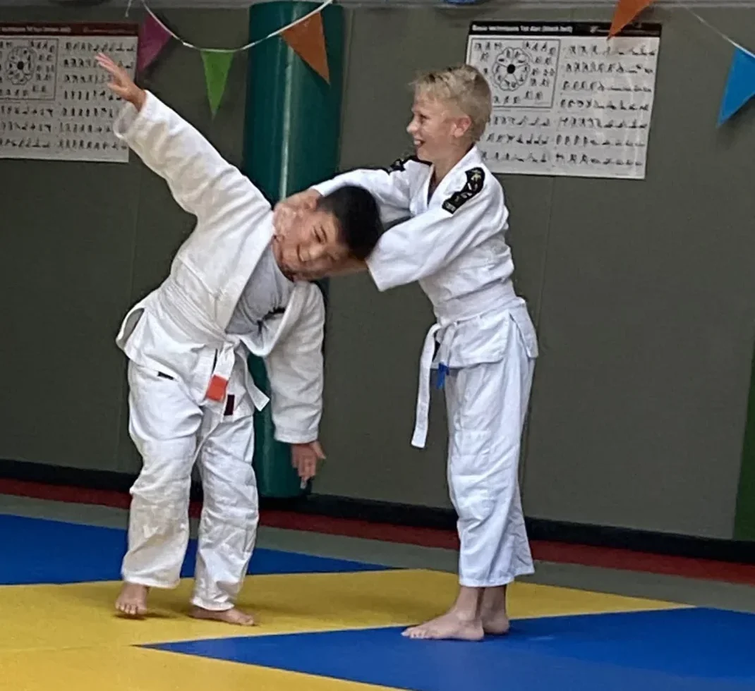 Kinderen ontwikkelen balans en samenwerking tijdens jujutsu jeugdtraining