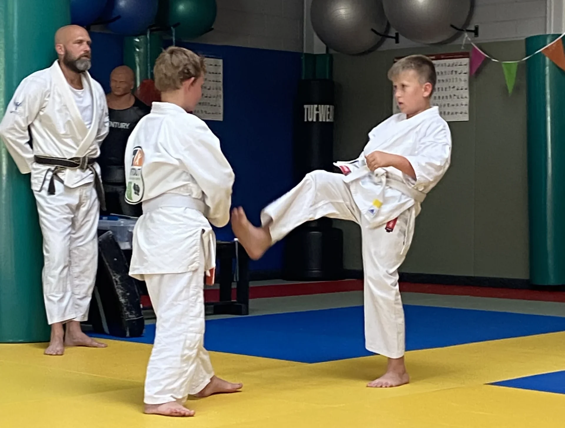 Jujutsu voor kinderen in Hardinxveld-Giessendam Kinderen oefenen jujutsu tijdens een jeugdles bij TRYITOUT in Hardinxveld-Giessendam
