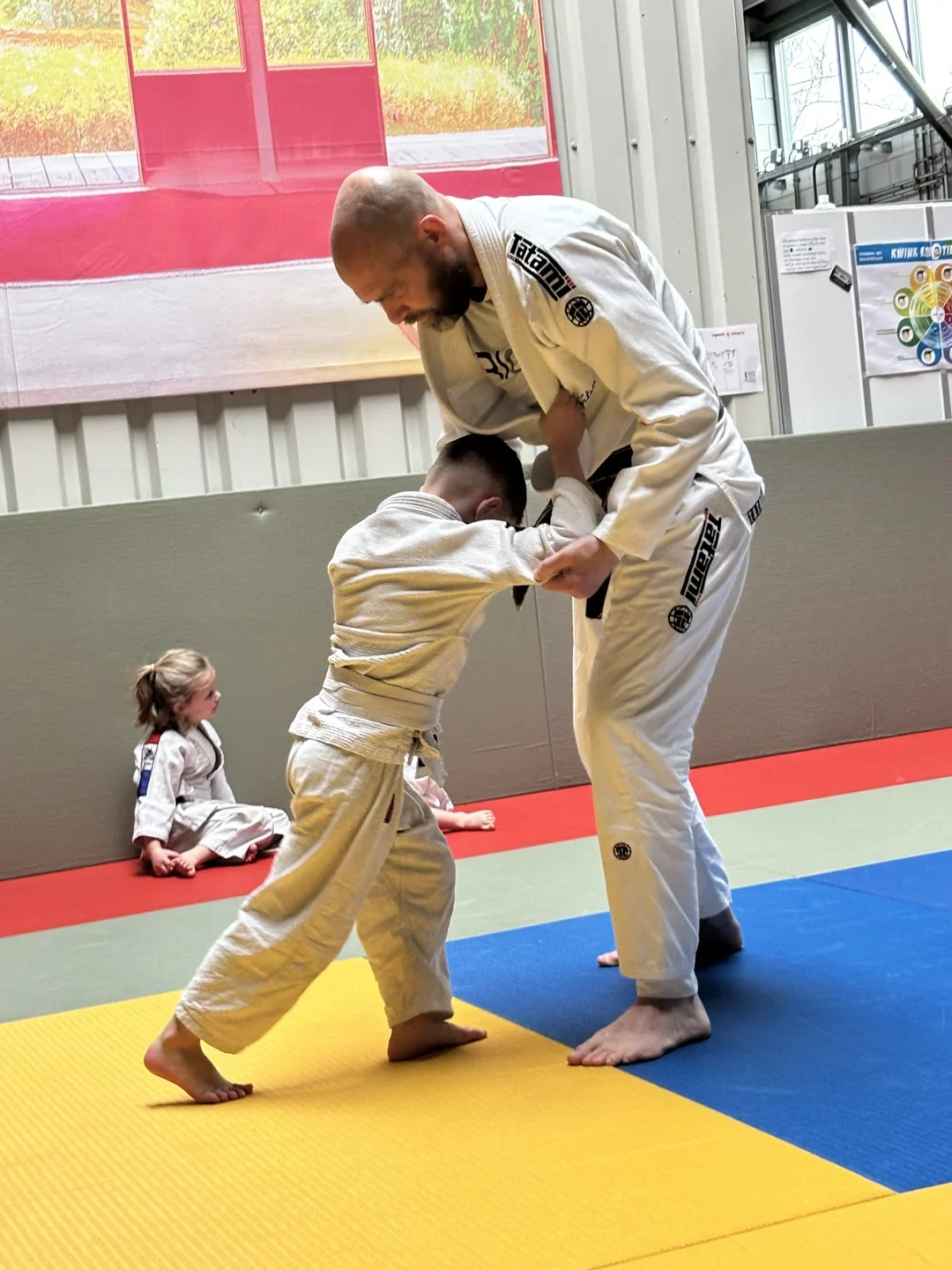 Michael Walters begeleidt kinderen tijdens een Peuter & Kleuter Budo les