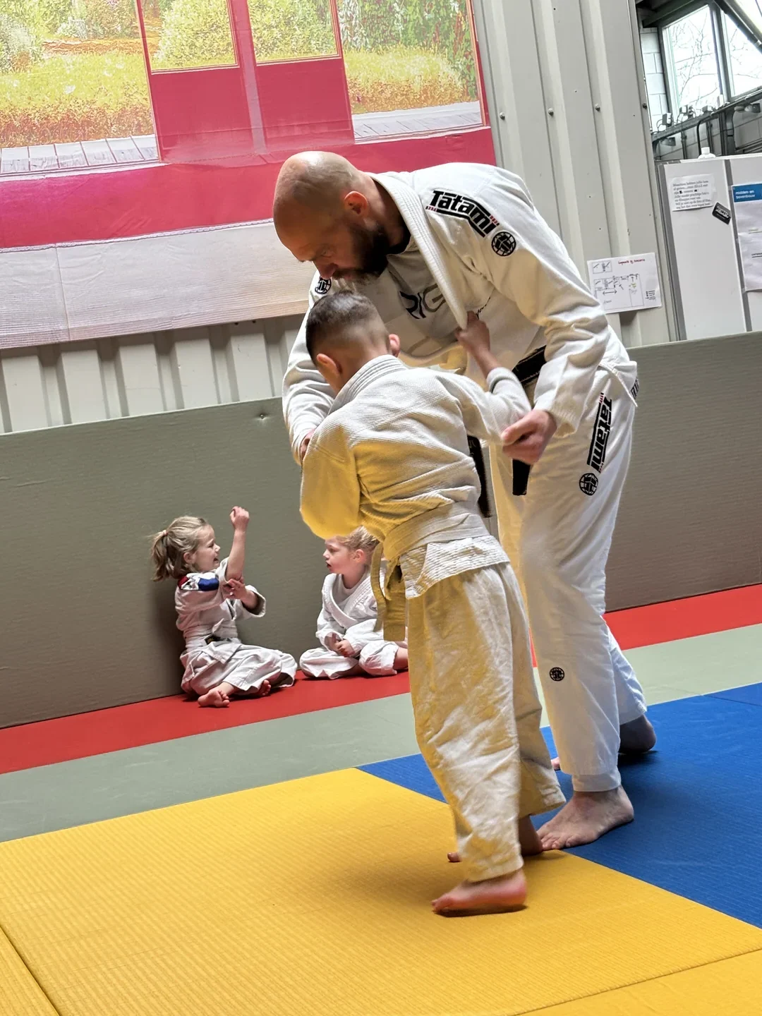 Michael Walters begeleidt jonge kinderen tijdens Peuter & Kleuter Budo bij Tryitout in Hardinxveld-Giessendam