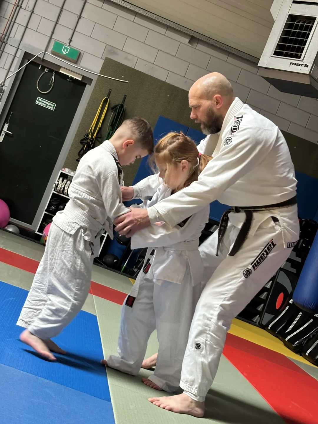 Kinderen leren samenwerken en bewegen tijdens Peuter & Kleuter Budo