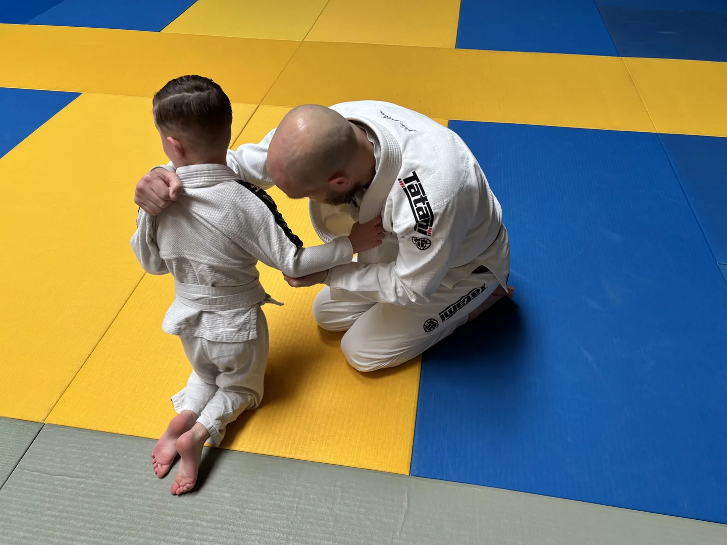 Jonge kinderen ontdekken veilig bewegen tijdens Peuter & Kleuter Budo