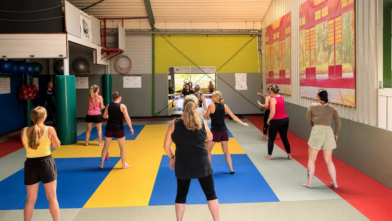 Groep deelnemers traint samen tijdens Tabata bij TRYITOUT Training & Health Center