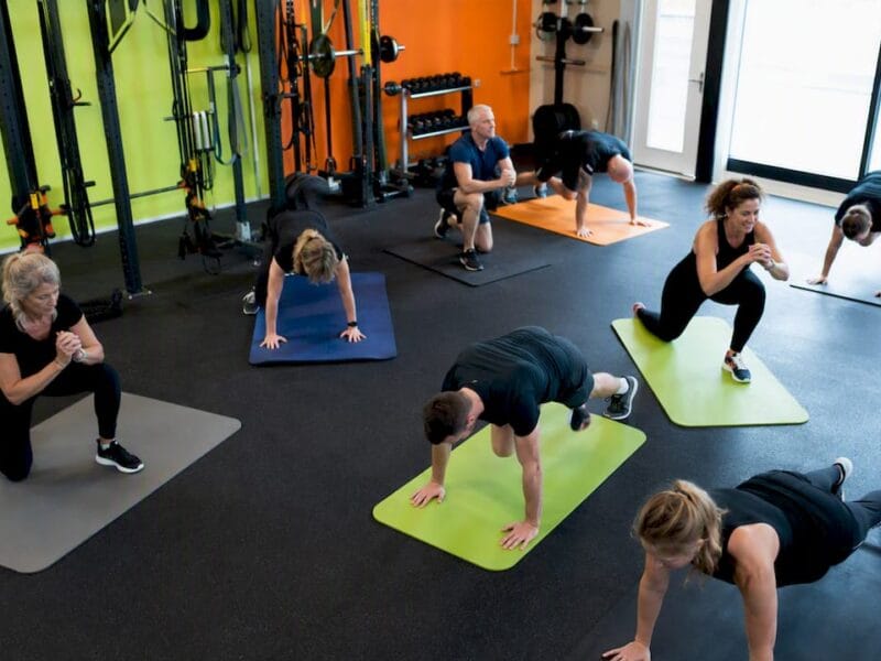Volwassenen doen een circuittraining van 30 minuten in de sportschool