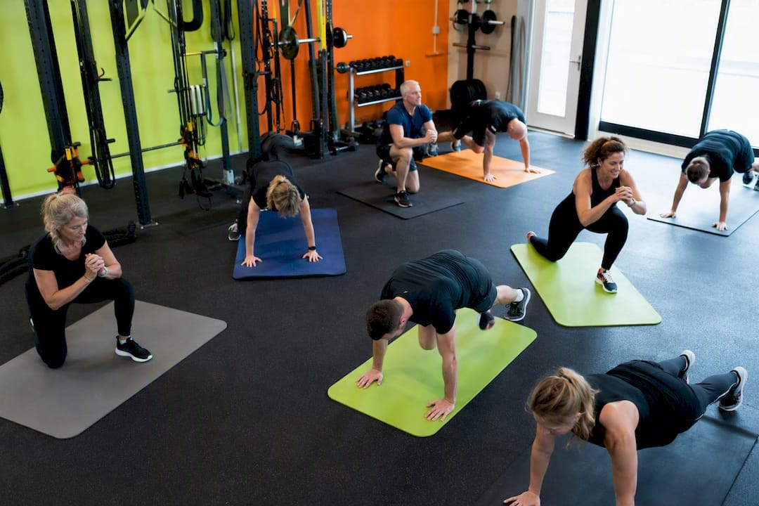 Volwassenen doen een circuittraining van 30 minuten in de sportschool