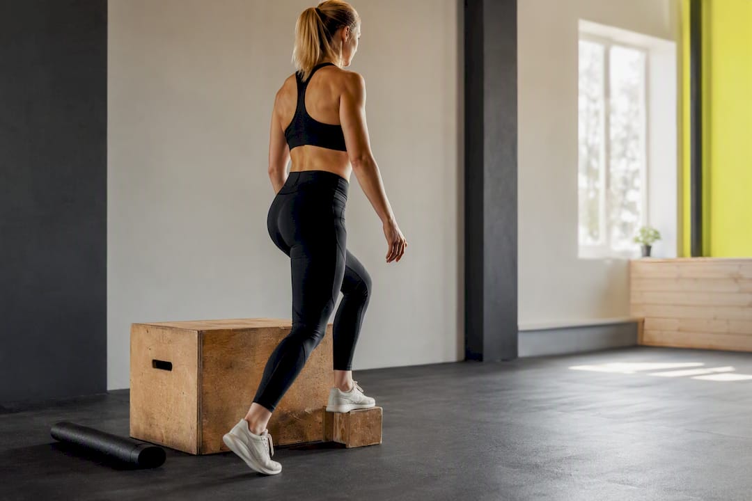 Vrouw traint gecontroleerde functionele kracht