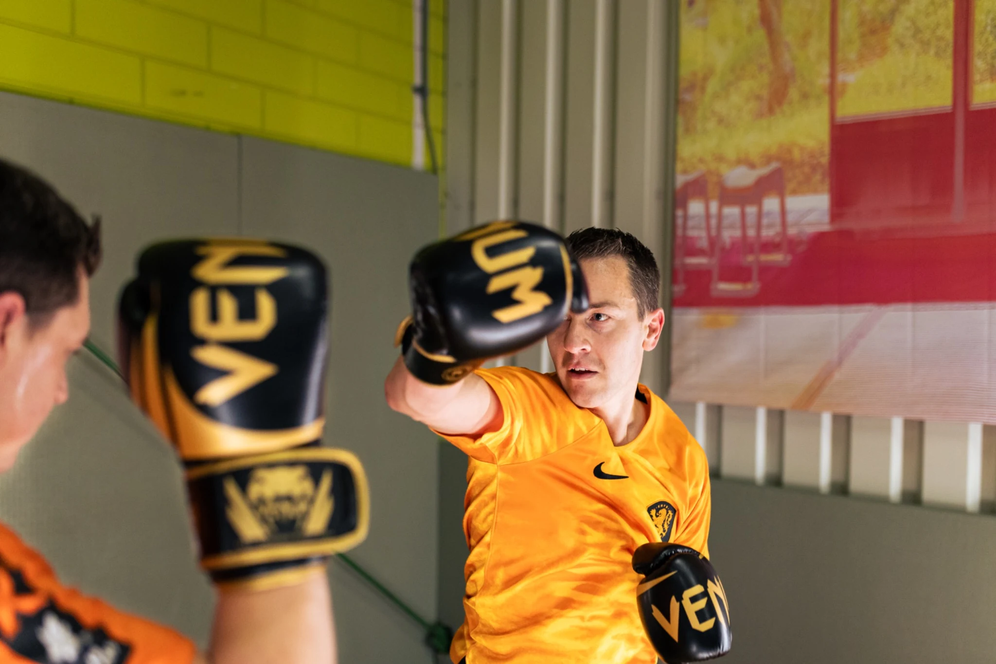 Deelnemer oefent een stoot met bokshandschoenen tijdens Cardio Kickboksen bij TRYITOUT in Hardinxveld-Giessendam.