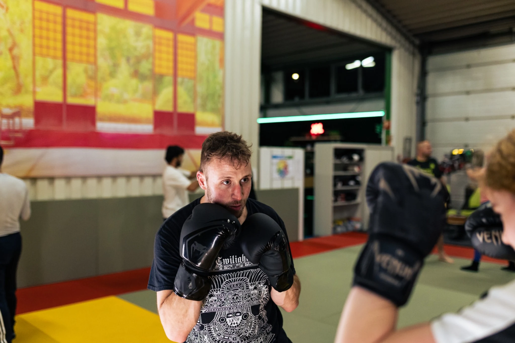 Deelnemers trainen samen tijdens Cardio Kickboksen bij TRYITOUT in Hardinxveld-Giessendam.