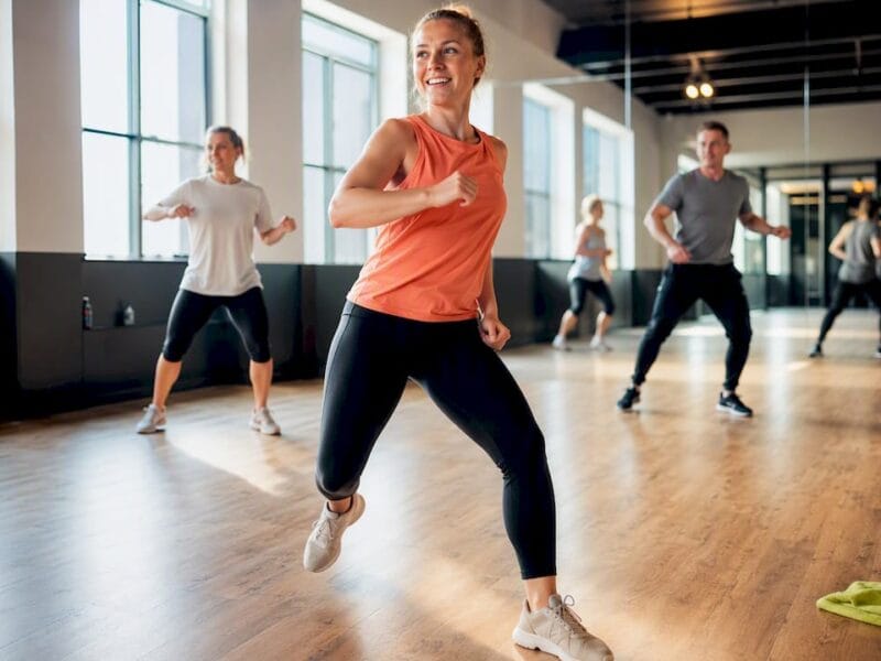 Beginners dansen samen in een lichte studio