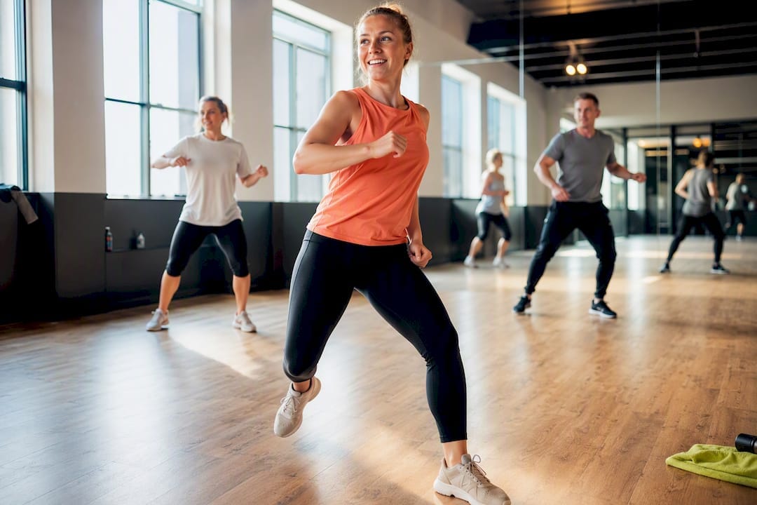 Beginners dansen samen in een lichte studio