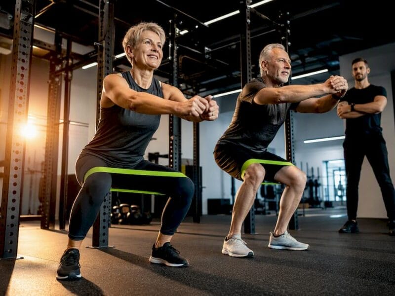 50-plussers trainen aandachtig samen