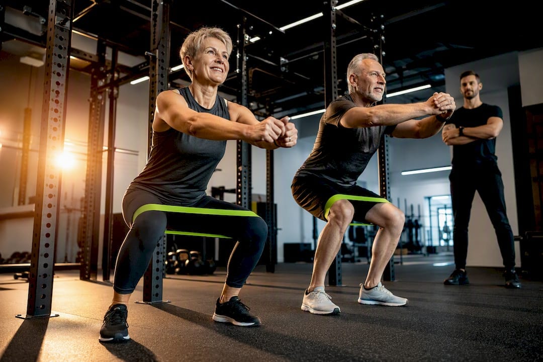 50-plussers trainen aandachtig samen