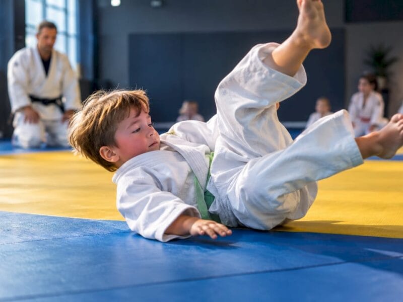 Kind maakt een veilige judorol op de mat