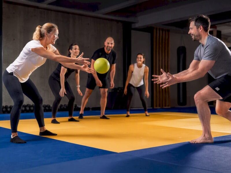 Team werkt samen tijdens een sportieve estafette