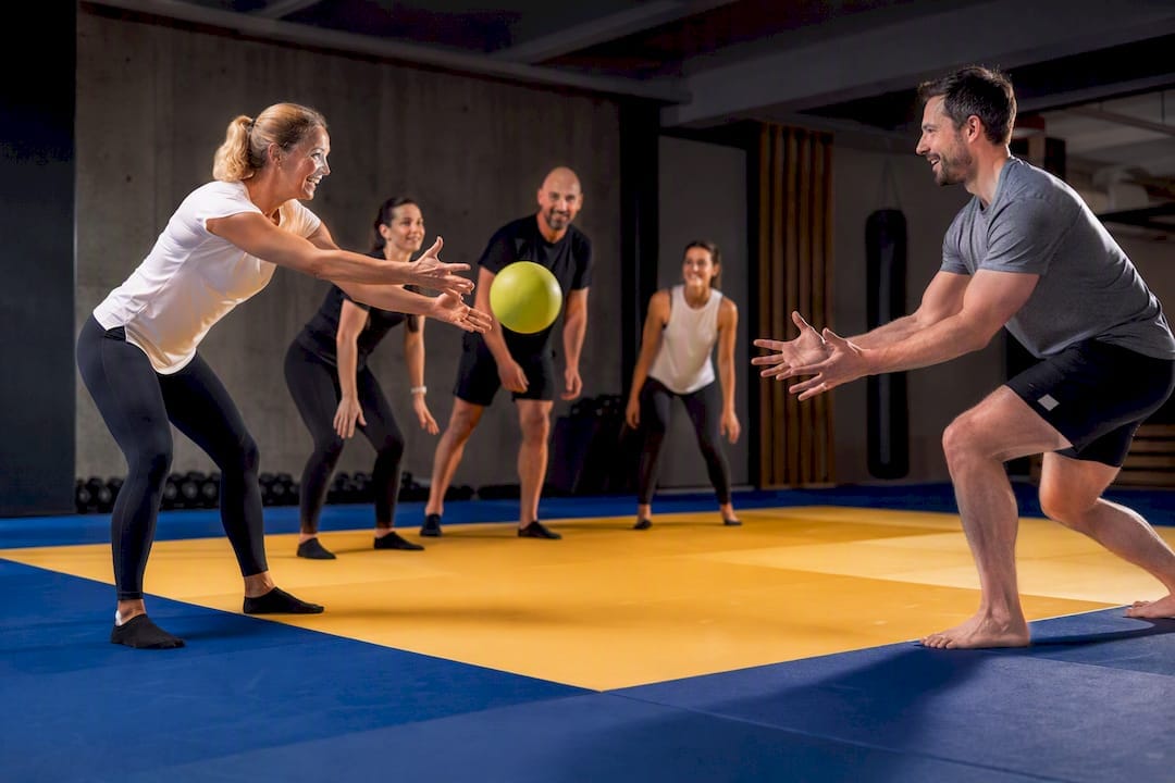 Team werkt samen tijdens een sportieve estafette