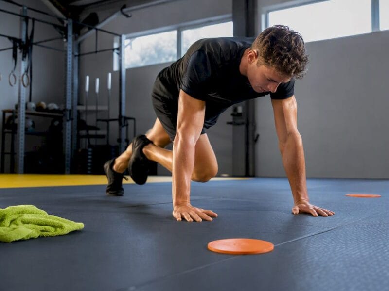 Sporter doet een intensieve korte training