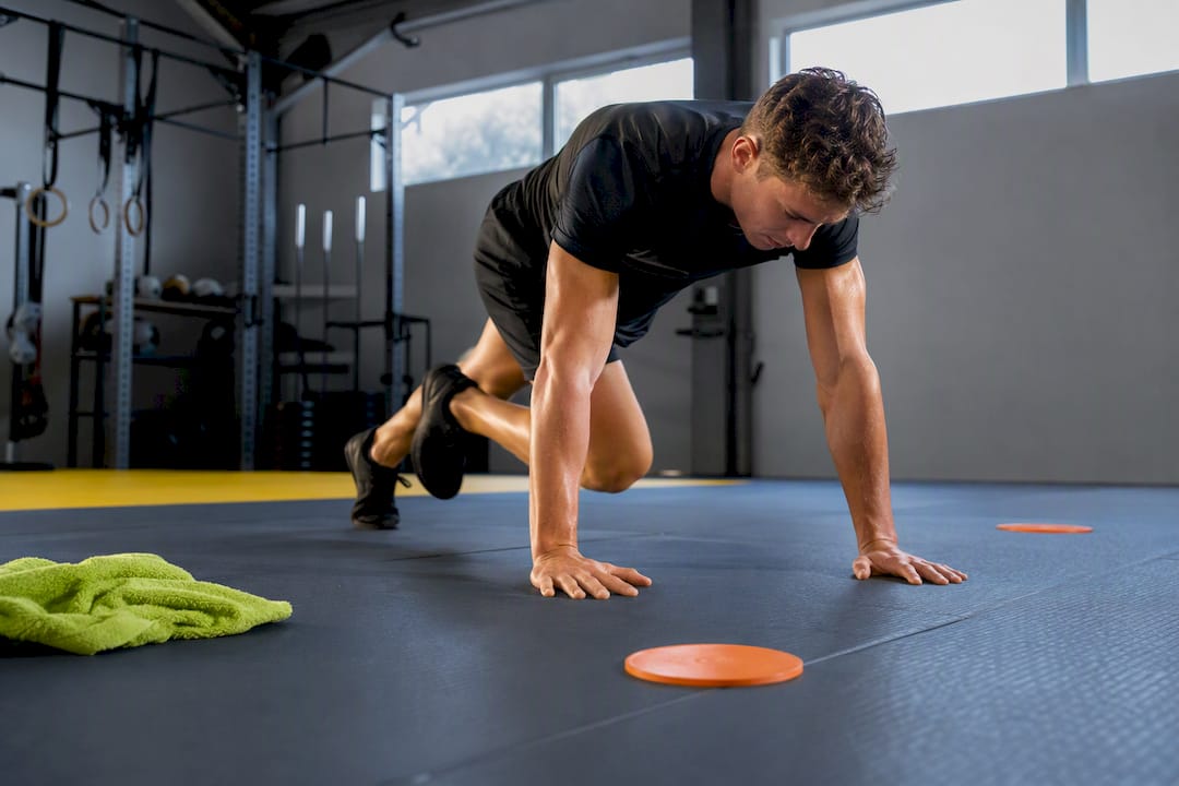 Sporter doet een intensieve korte training