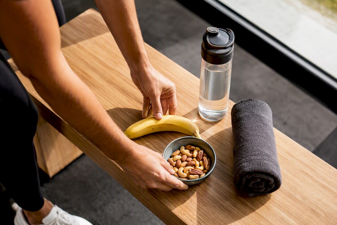 Banaan, noten en water na het trainen